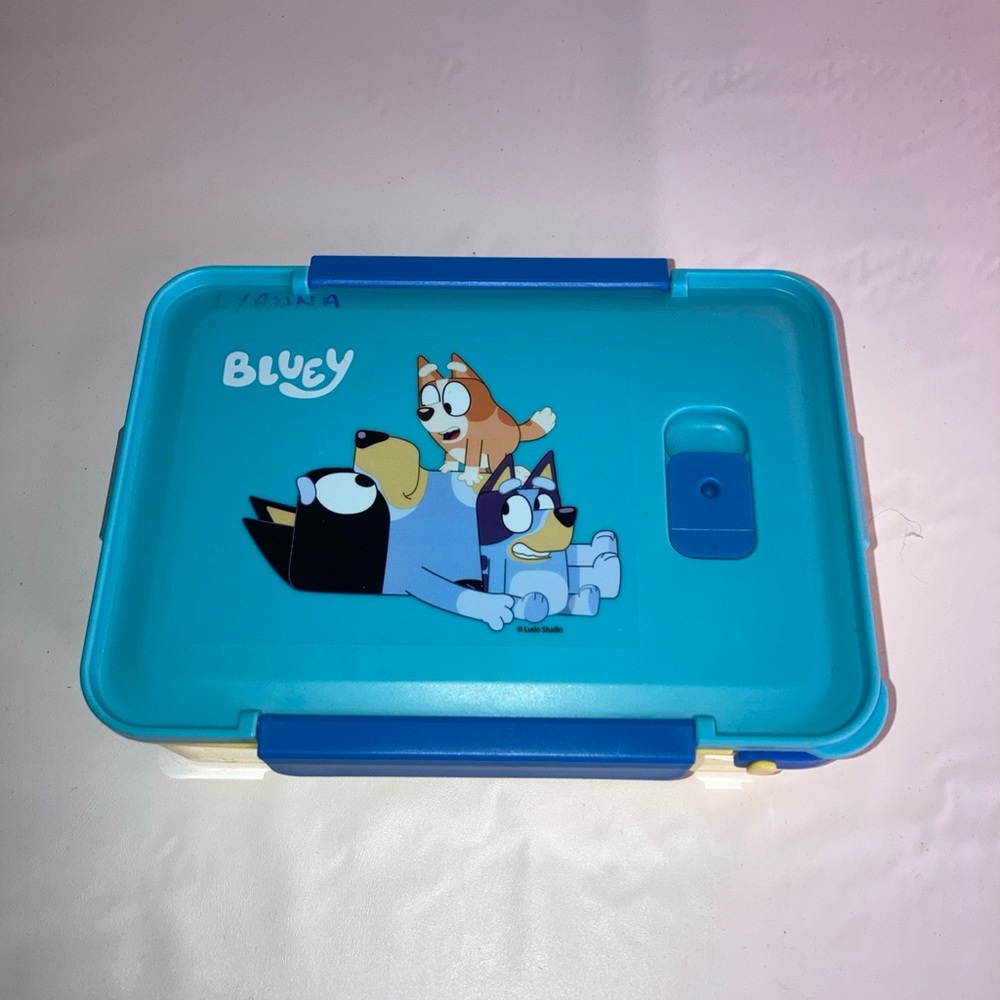 Zak Designs Bluey Reusable Plastic Bento Box with Leak-Proof Seal, Carrying